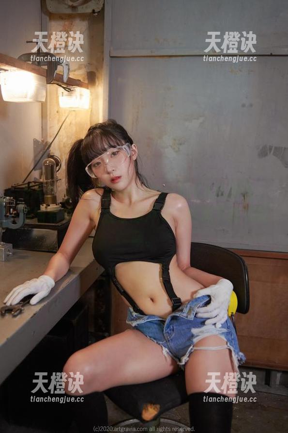 在Kang Inkyung的DJAWA泳池边，原图有种想要捏紧的冲动，真想下载来收藏。